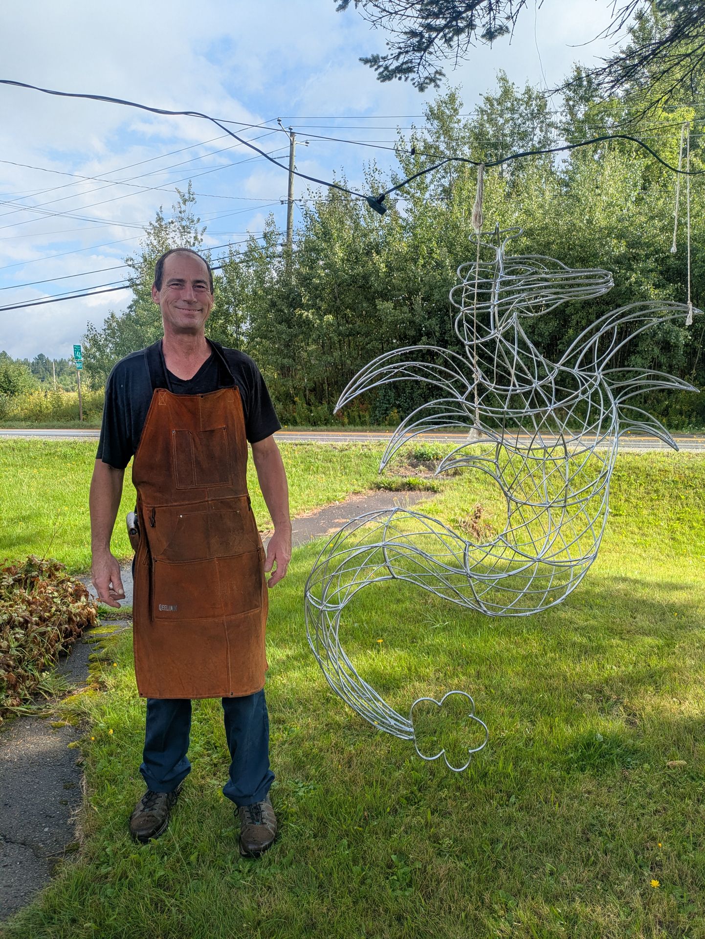 Photo d'Éric Guay, sculpteur du dragon Auxo